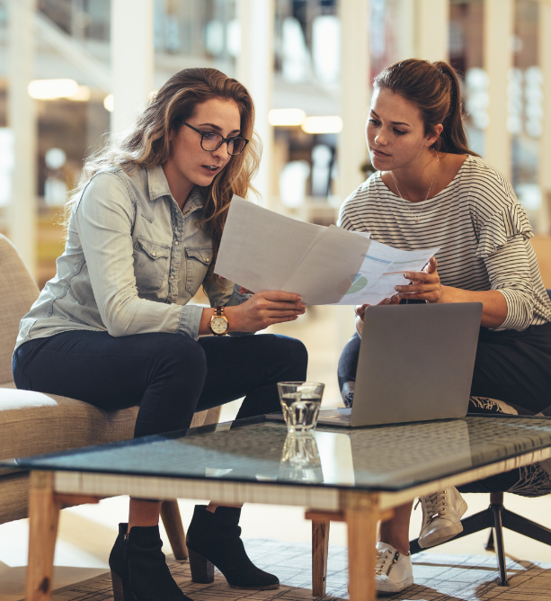 women-entrepreneur-laptop-business-table